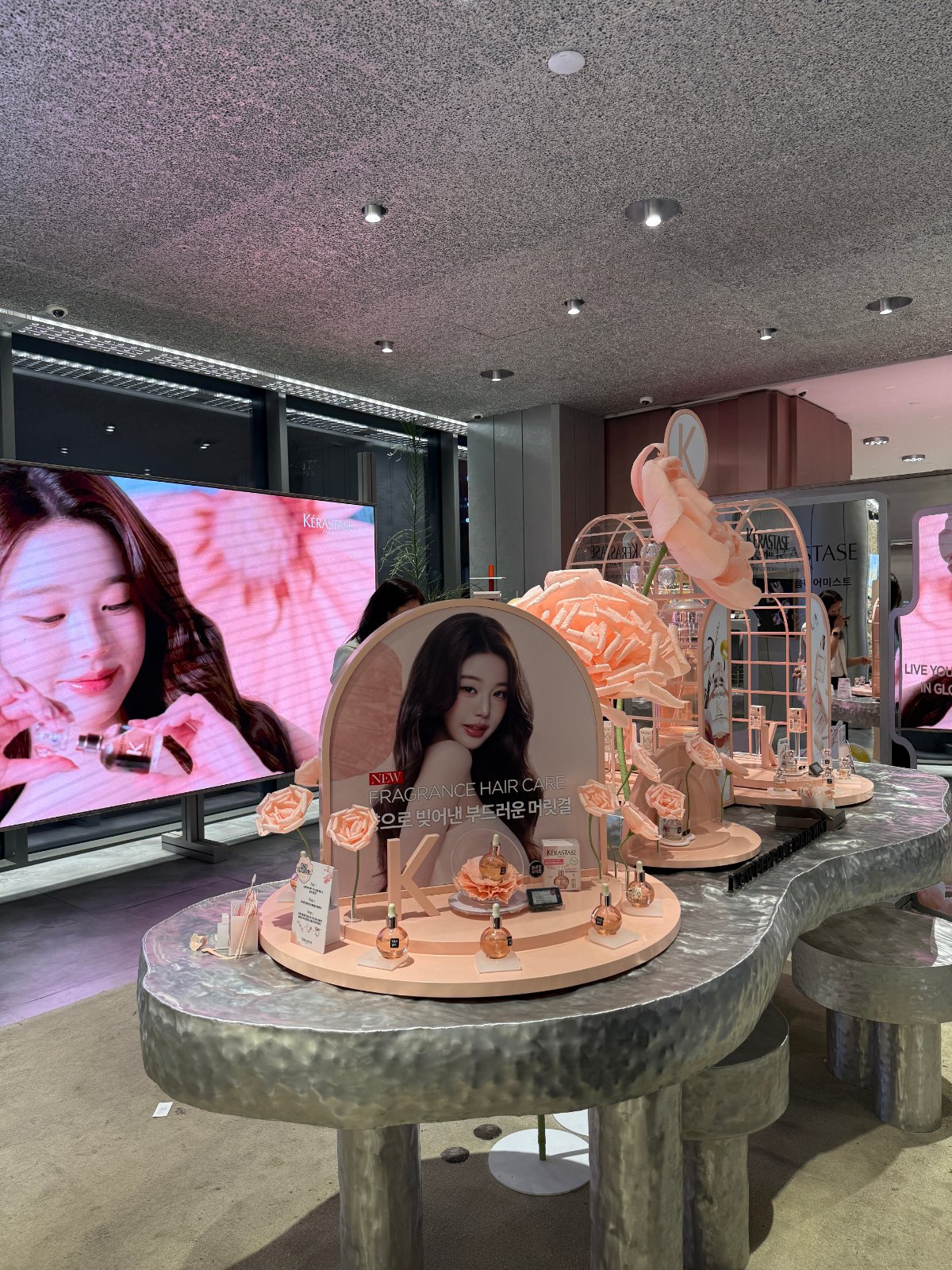 (주)메종드지나플라워 , MFDA협회본부 — 2026 올리브영 N성수점 케라스타즈 신제품 팝업현장 플라워설치